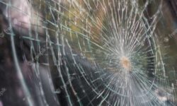 Kiedy naprawiać pękniętą szybę w aucie?